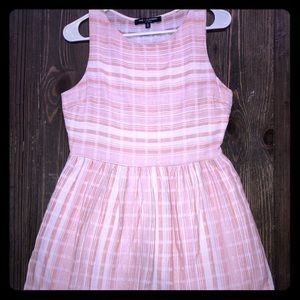 Short sleeveless patterned dress